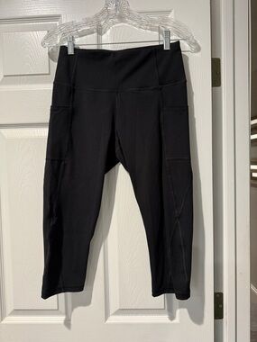 High-Waist Black 3/4 Leggings with Side Pockets